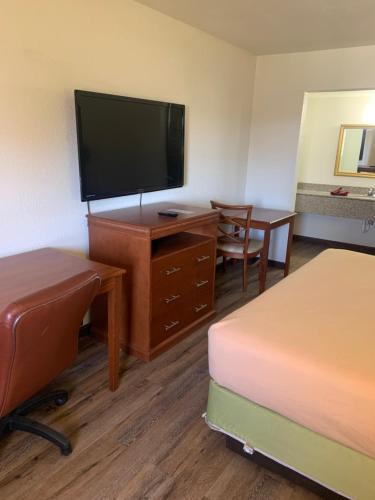 Habitación de hotel con 2 camas y TV de pantalla plana. en Relax Inn & Suites en Mattoon