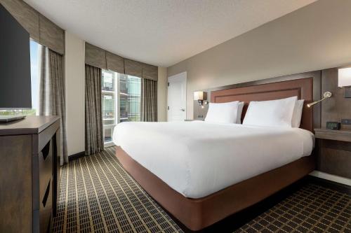 - un grand lit blanc dans une chambre d'hôtel dans l'établissement Hampton Inn & Suites Greenville-Downtown-Riverplace, à Greenville