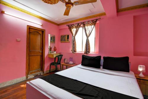 Ένα ή περισσότερα κρεβάτια σε δωμάτιο στο OYO Chandan Guest House