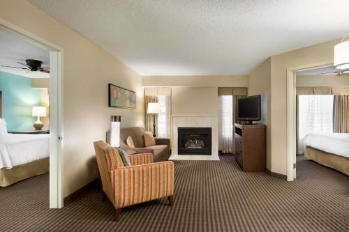 um quarto de hotel com um sofá e uma lareira em Homewood Suites by Hilton Houston-Westchase em Houston