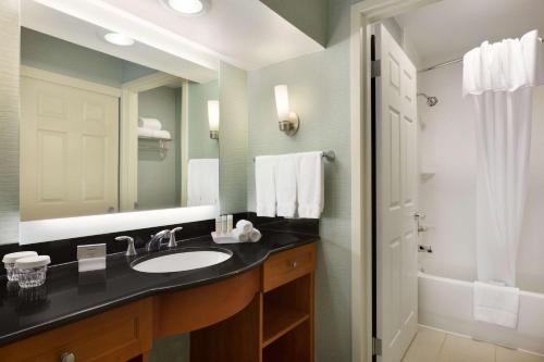 La salle de bains est pourvue d'un lavabo et d'un miroir. dans l'établissement Homewood Suites by Hilton Houston-Westchase, à Houston
