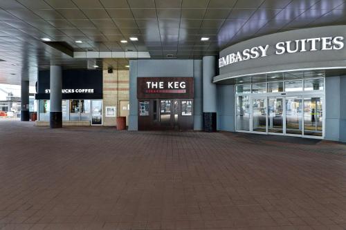 een lege lobby van een winkelcentrum met de bij Embassy Suites by Hilton Niagara Falls/ Fallsview in Niagara Falls