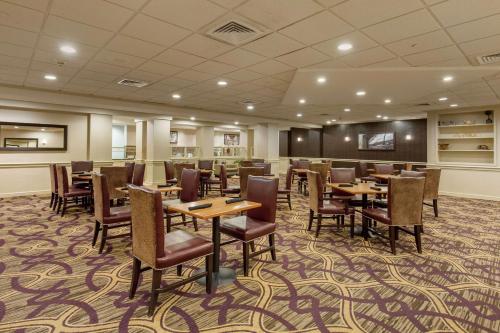 a restaurant with tables and chairs in a room at DoubleTree by Hilton Downtown Wilmington - Legal District in Wilmington
