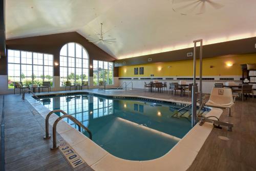 - une piscine dans une chambre d'hôtel avec piscine dans l'établissement Homewood Suites by Hilton at The Waterfront, à Wichita