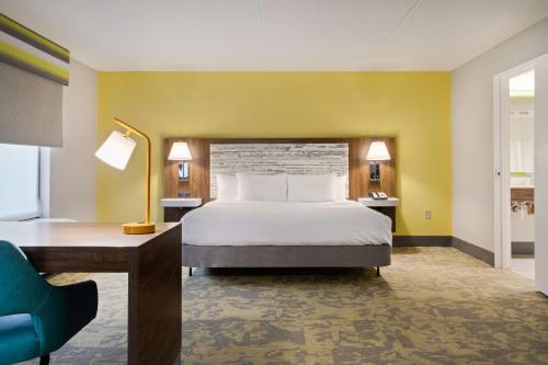een hotelkamer met een bed en een bureau bij Hampton Inn Jacksonville-I-295 East/Baymeadows in Jacksonville