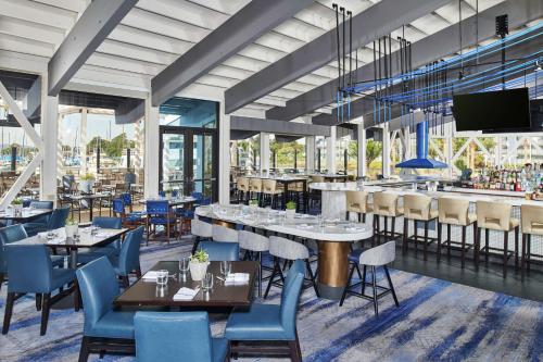 バークレーにあるDoubleTree by Hilton Hotel Berkeley Marinaのテーブルと椅子のあるレストラン、バー