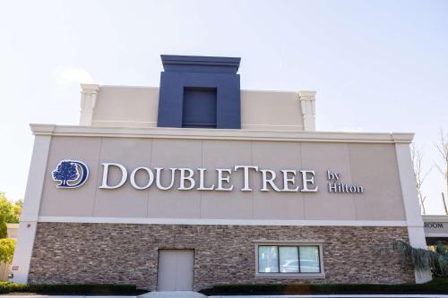 un edificio con el signo del árbol dolittle en él en DoubleTree by Hilton Tinton Falls-Eatontown, en Tinton Falls