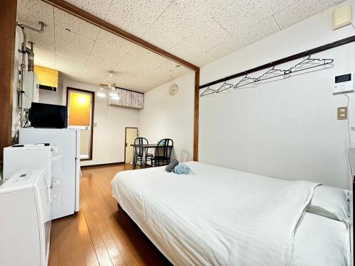 - une chambre avec un lit blanc dans l'établissement NEAR Sapporo St & Hokkaido University Cozy studio sanwa101, à Sapporo