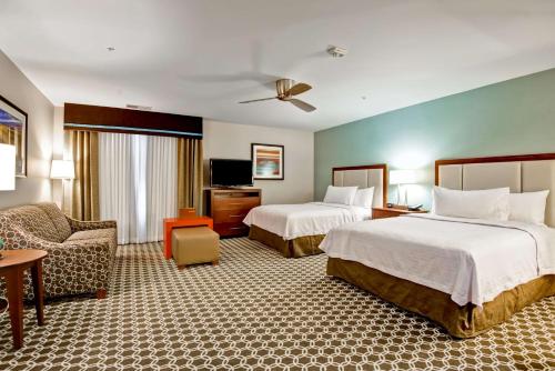 Habitación de hotel con 2 camas y sofá en Homewood Suites by Hilton Greeley en Greeley