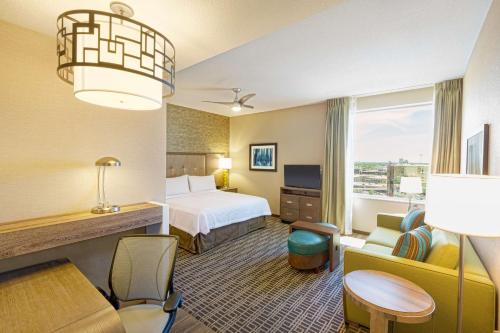 una camera d'albergo con letto, tavolo e sedie di Homewood Suites by Hilton Houston Downtown a Houston