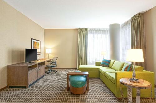 TV a/nebo společenská místnost v ubytování Homewood Suites by Hilton Houston Downtown