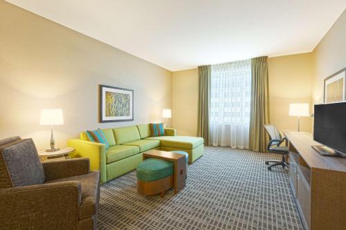 TV a/nebo společenská místnost v ubytování Homewood Suites by Hilton Houston Downtown