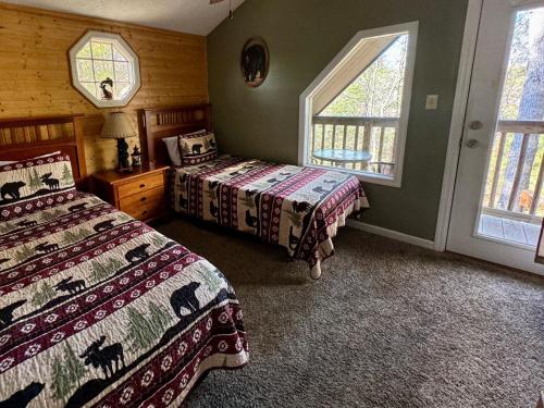 1 Schlafzimmer mit 2 Betten und einem Fenster in der Unterkunft Happy Trails Free area attraction tickets!!! in Pigeon Forge