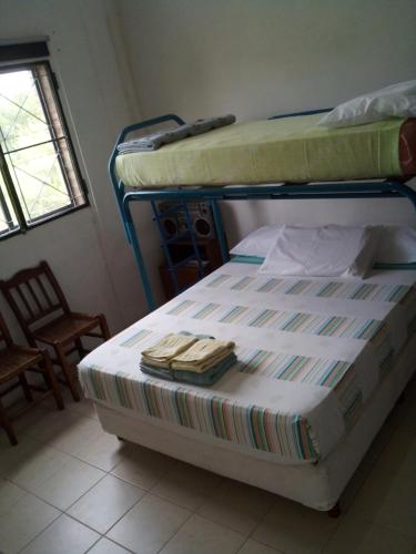 1 dormitorio con 2 literas y 1 silla en Departamento con quincho h/5 huéspedes en La Paz