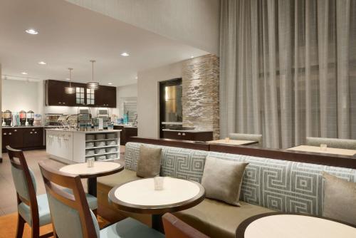 Cucina o angolo cottura di Homewood Suites Jacksonville Deerwood Park