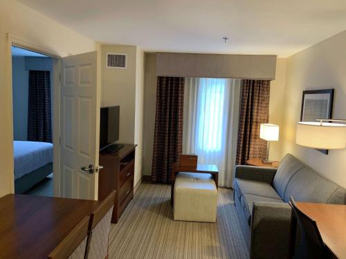 Letto o letti in una camera di Homewood Suites Jacksonville Deerwood Park