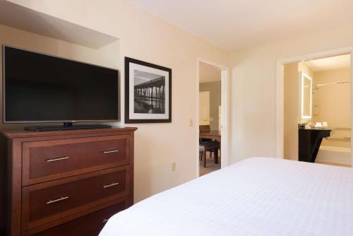 TV o dispositivi per l'intrattenimento presso Homewood Suites Jacksonville Deerwood Park