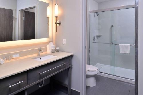 y baño con lavabo, aseo y ducha. en Homewood Suites by Hilton Trophy Club Fort Worth North en Trophy Club