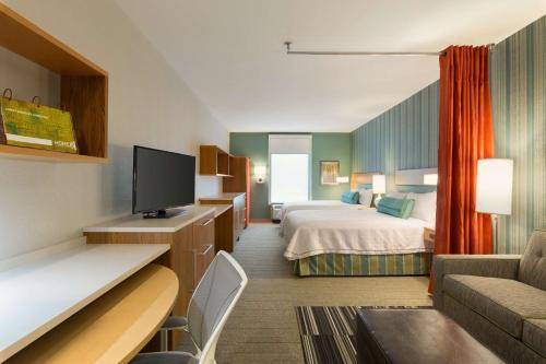 um quarto de hotel com uma cama e uma televisão em Home2 Suites by Hilton Downingtown Exton Route 30 em Downingtown