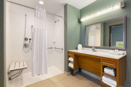 y baño con lavabo y ducha. en Home2 Suites by Hilton Downingtown Exton Route 30 en Downingtown