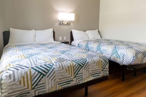 Un pat sau paturi într-o cameră la Motel 6-Lufkin, TX