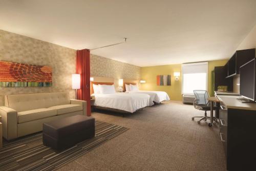 Un pat sau paturi într-o cameră la Home2 Suites By Hilton Iowa City Coralville