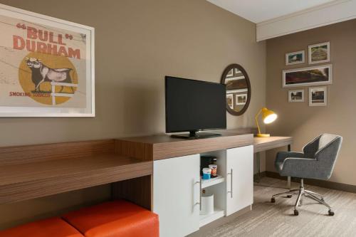 Μια τηλεόραση ή/και κέντρο ψυχαγωγίας στο Hampton Inn Kernersville
