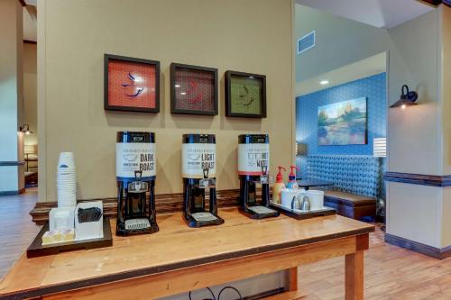un bancone con due macchine da caffè su un tavolo di Hampton Inn & Suites - Hartsville, SC a Hartsville