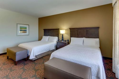 una camera d'albergo con due letti e un tavolo di Hampton Inn & Suites - Hartsville, SC a Hartsville