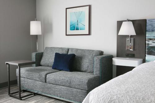 uma sala de estar com um sofá ao lado de uma cama em Hampton Inn By Hilton Wichita Northwest em Wichita
