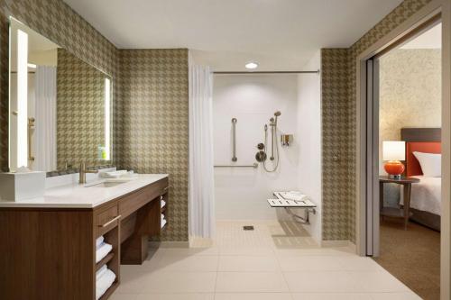 y baño con lavabo y ducha. en Home2 Suites By Hilton Frederick en Frederick