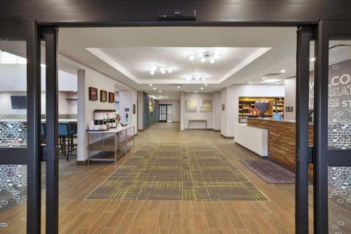 una hall di un negozio con la porta aperta di Hampton Inn & Suites Grandville Grand Rapids South a Grandville
