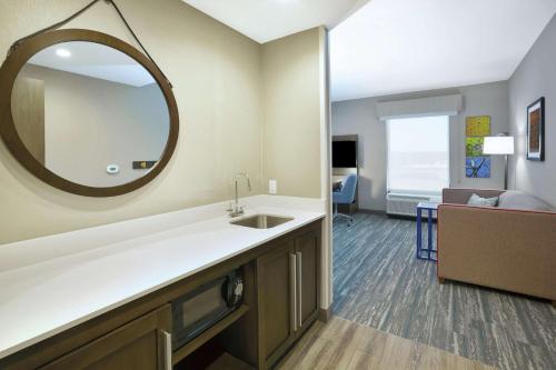 uma casa de banho com um lavatório e um espelho em Hampton Inn & Suites Grandville Grand Rapids South em Grandville