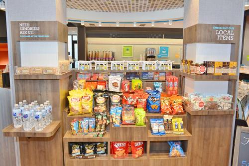 un magasin rempli de nombreux types de denrées alimentaires différents dans l'établissement Tru By Hilton Grand Junction Downtown, à Grand Junction