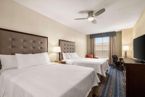 Homewood Suites By Hilton Harlingen tesisinde bir odada yatak veya yataklar