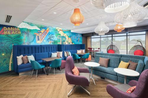 Ruang duduk di Tru By Hilton Ft Lauderdale Airport