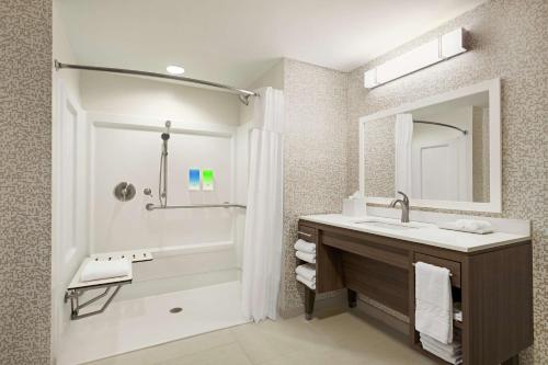 费南迪纳比奇Home2 Suites By Hilton Fernandina Beach on Amelia Island, FL的带浴缸、水槽和淋浴的浴室