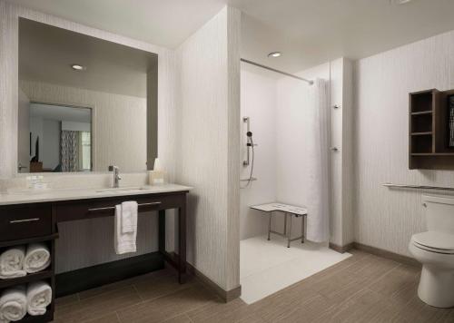傑克遜的住宿－Homewood Suites By Hilton Jackson Fondren Medical District，一间带水槽和卫生间的浴室
