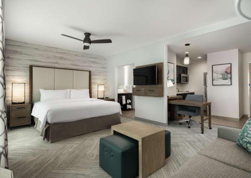 ジャクソンにあるHomewood Suites By Hilton Jackson Fondren Medical Districtのベッドとデスクが備わるホテルルームです。