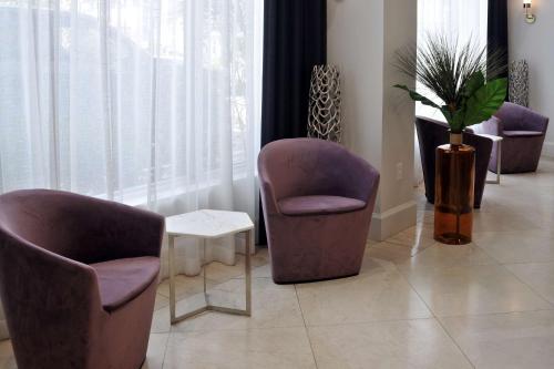 a waiting room with two chairs and a table at Hotel Dello Ft Lauderdale Airport, Tapestry Collection by Hilton in Dania Beach