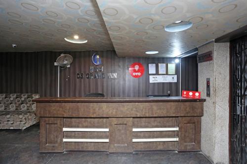 um bar numa sala de espera numa clínica de cães em OYO Flagship Hotel DS Grand Inn em Lingampalli