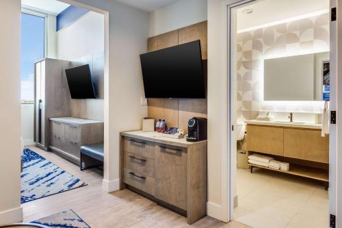 TV a/nebo společenská místnost v ubytování SERENA Hotel Aventura Miami, Tapestry Collection by Hilton