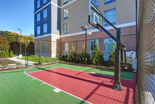 a basketball court in a building with a basketball hoop at Homewood Suites By Hilton Edison Woodbridge, NJ in Edison