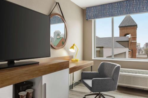 Μια τηλεόραση ή/και κέντρο ψυχαγωγίας στο Hampton Inn Indianapolis Downtown IUPUI