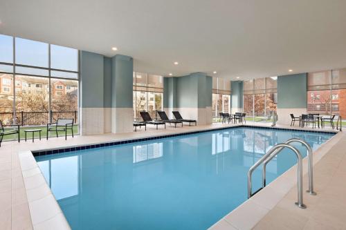 - une grande piscine d'eau bleue dans un bâtiment dans l'établissement Homewood Suites by Hilton Indianapolis Downtown IUPUI, à Indianapolis