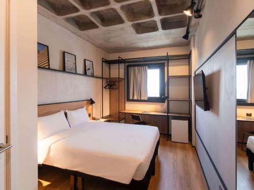 Ένα ή περισσότερα κρεβάτια σε δωμάτιο στο ibis Tubarão