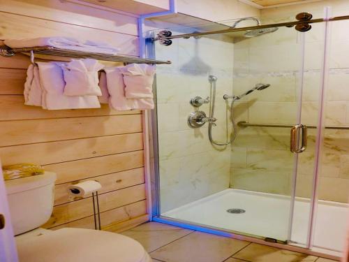 baño con ducha con mampara de cristal en Fisherman's Wharf Inn, en Boothbay Harbor