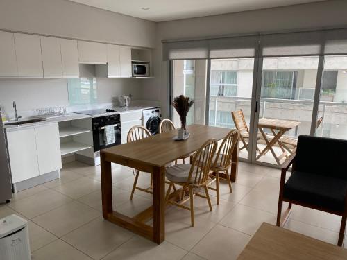 uma cozinha e sala de jantar com mesa e cadeiras em Espacio 20 em Salta