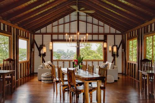 uma sala de jantar com mesa e cadeiras em The Lodge at Punta Rica- Hilltop Eco-Lodge with Views & Pool em Bastimentos