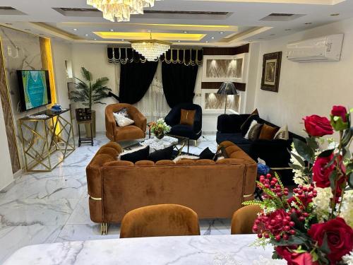 a living room with couches and chairs and a chandelier at شقة مفروشة للايجار بالمهندسين in Cairo